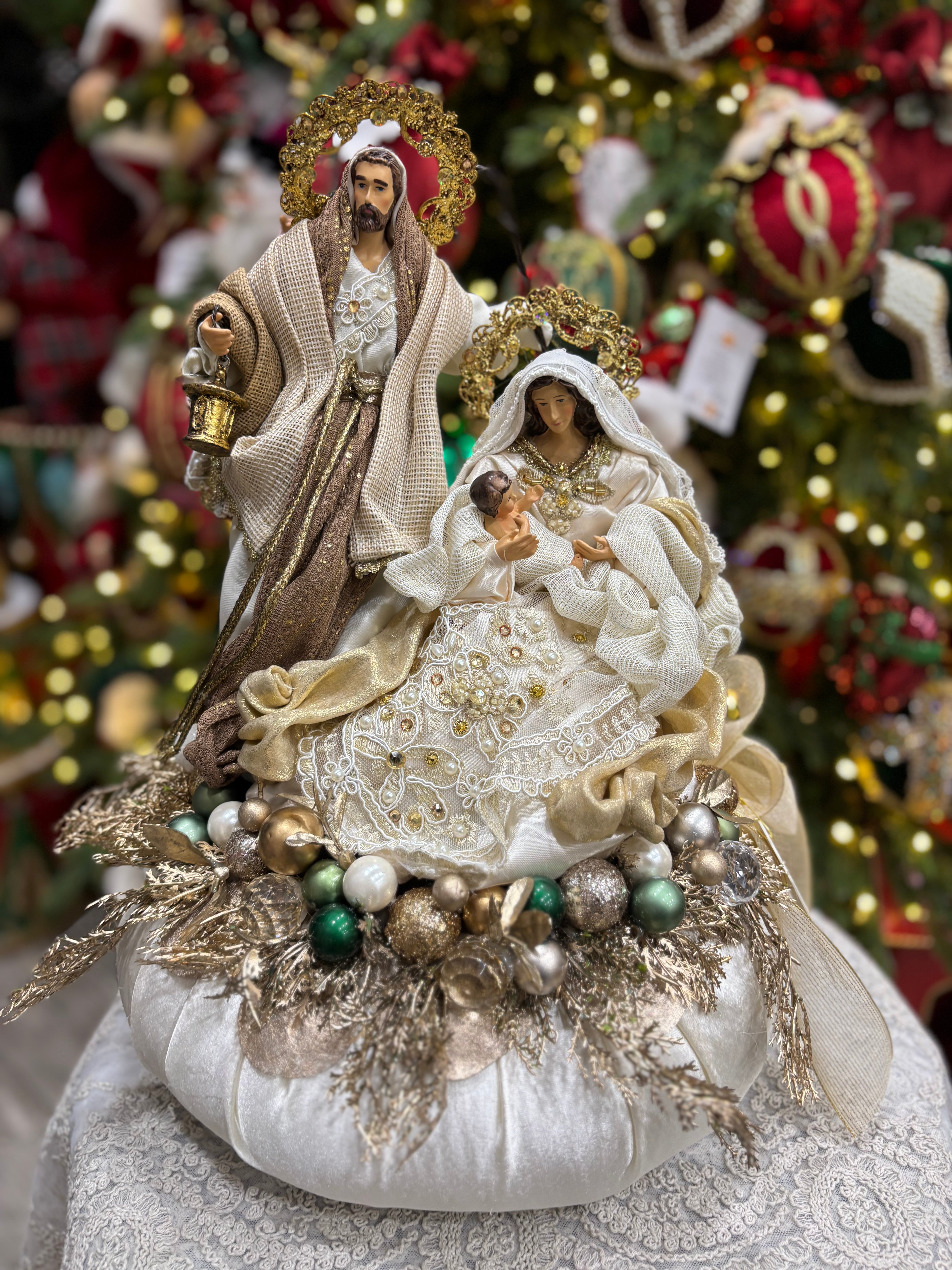 Fiori di lena pouf in tessuto con nativita' e decori natalizi in verde