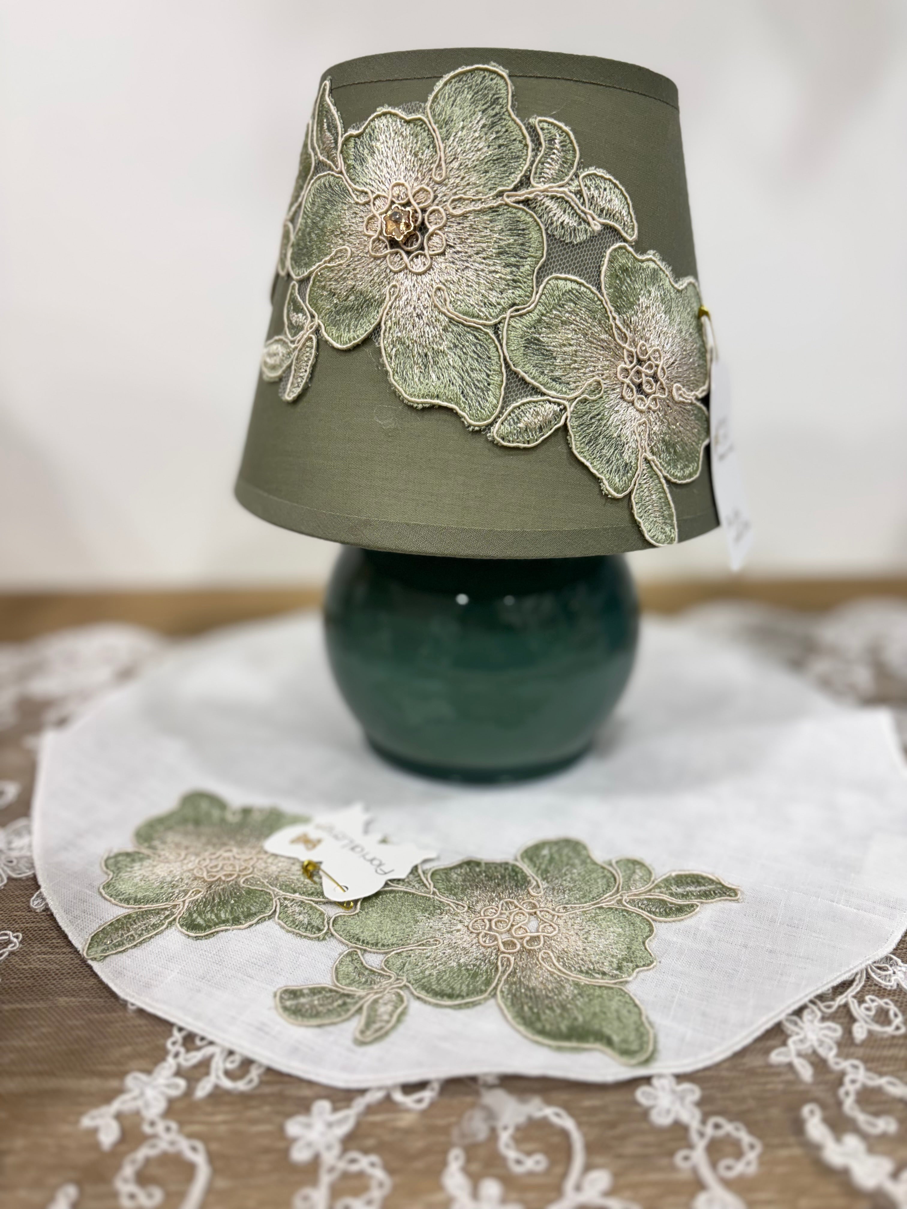 Fiori di lena piccola lampada con paralume in pizzo e centrino in lino