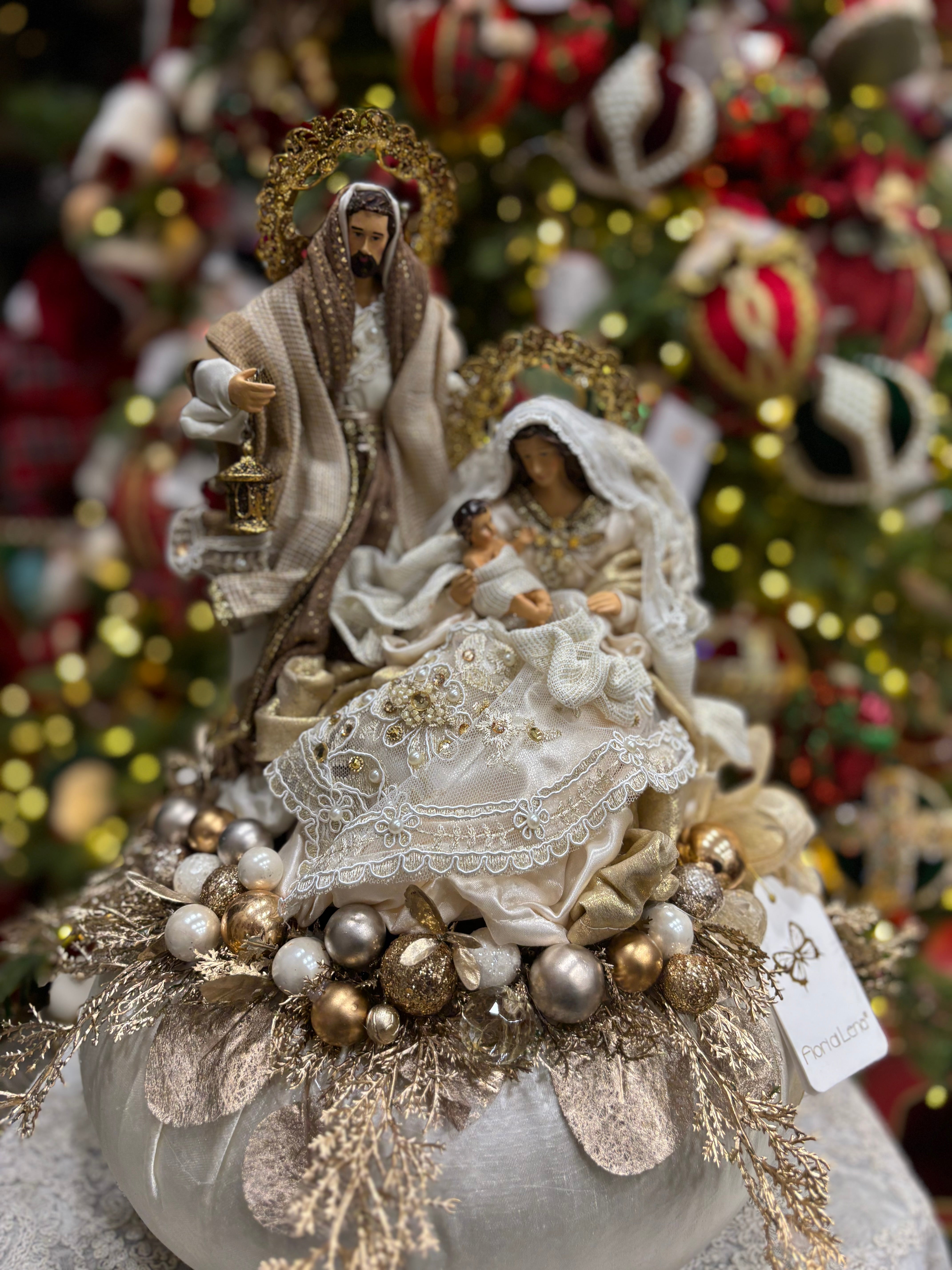 Fiori di lena pouf in tessuto con nativita' e decori natalizi avorio