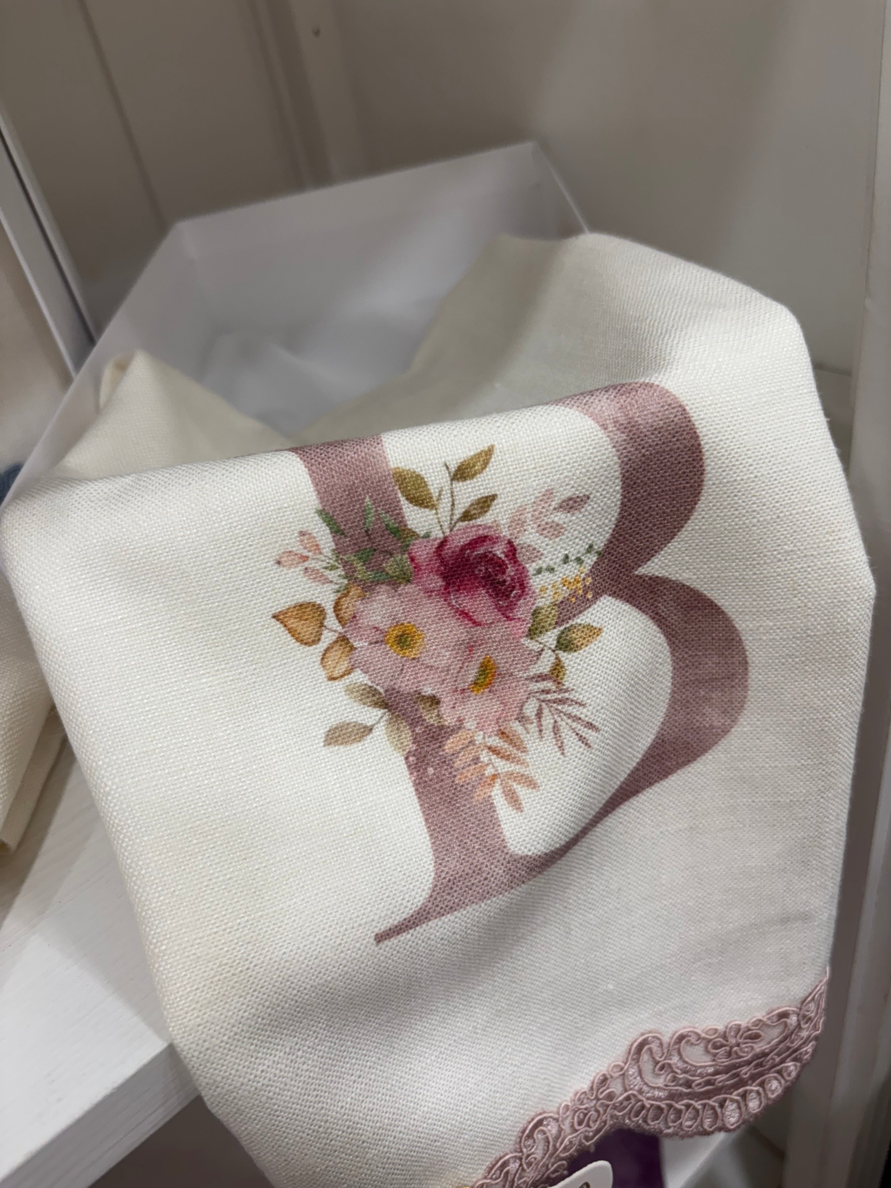 Fiori di lena runner in lino con iniziali stampate e trinetta