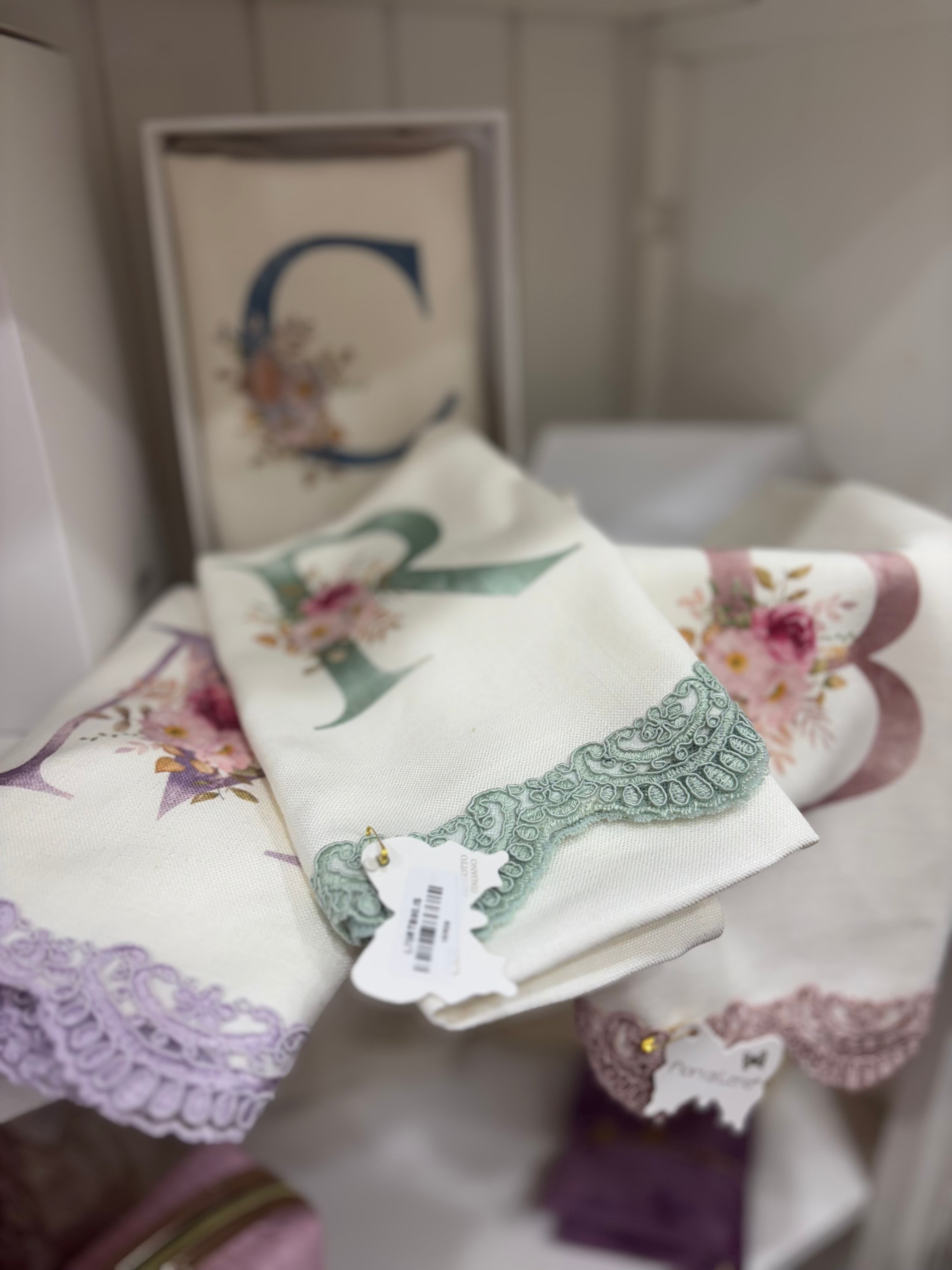 Fiori di lena runner in lino con iniziali stampate e trinetta