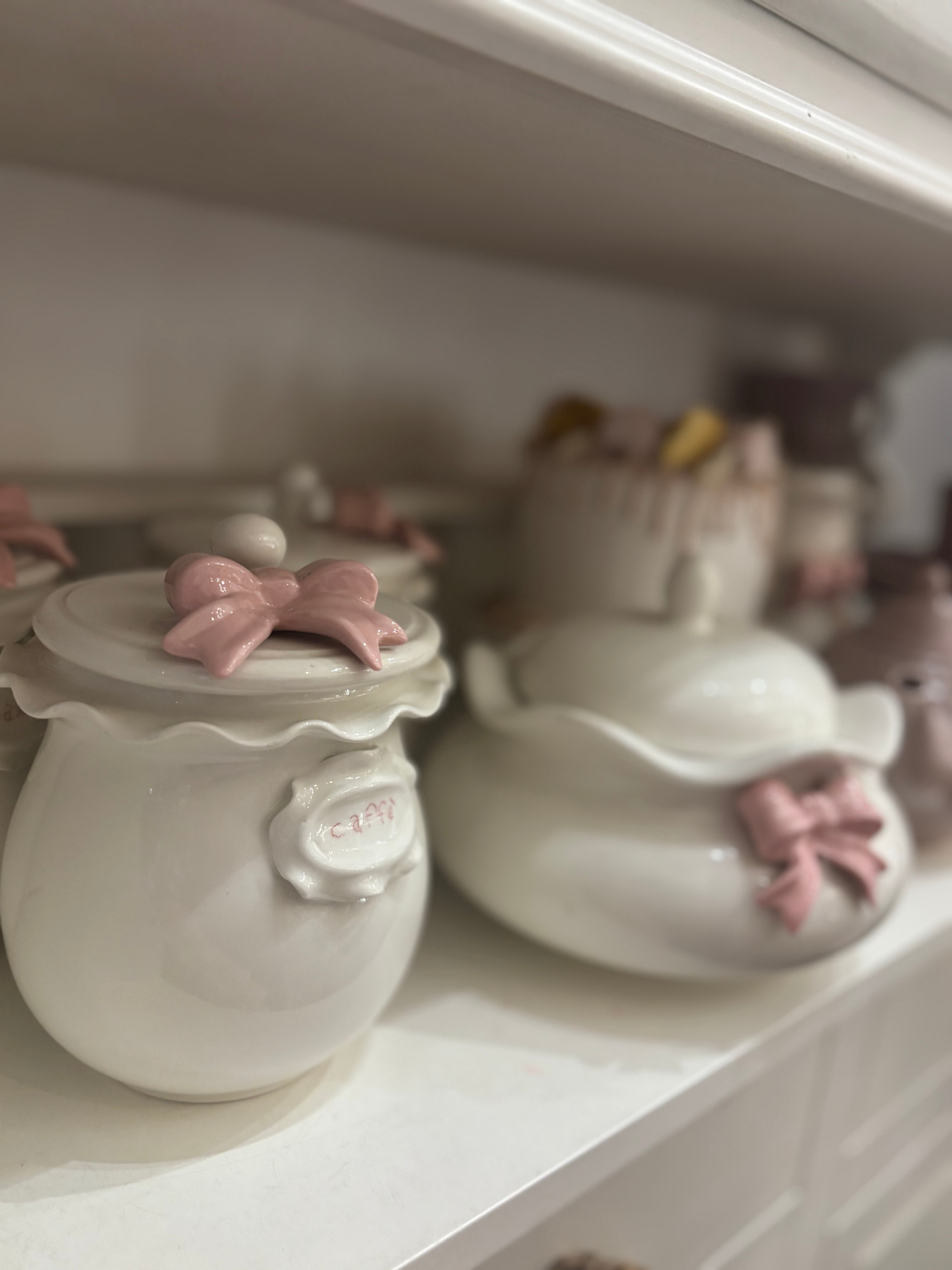 Tris di barattoli artigianali in porcellana con fiocco rosa