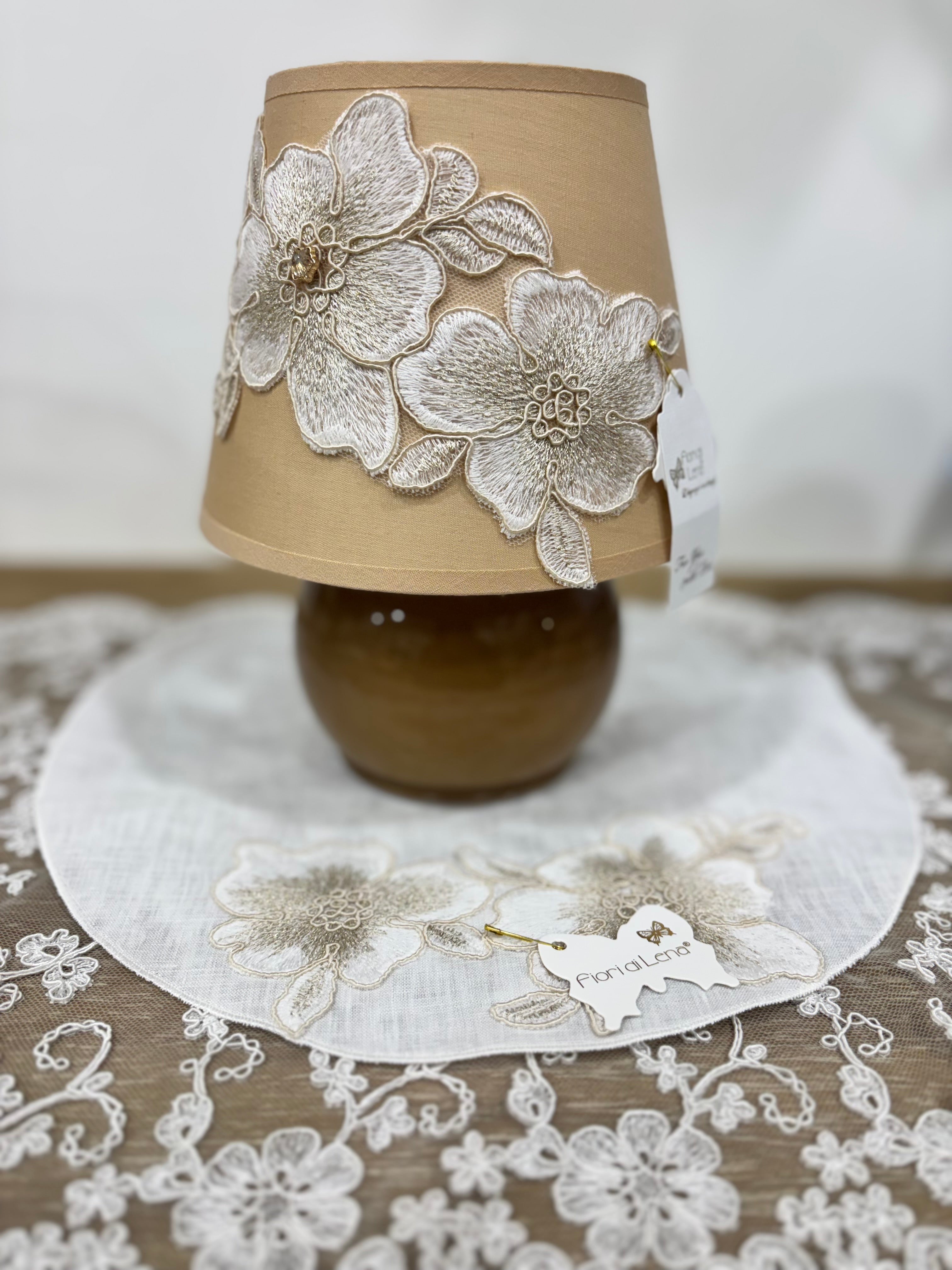 Fiori di lena piccola lampada con paralume in pizzo e centrino in lino