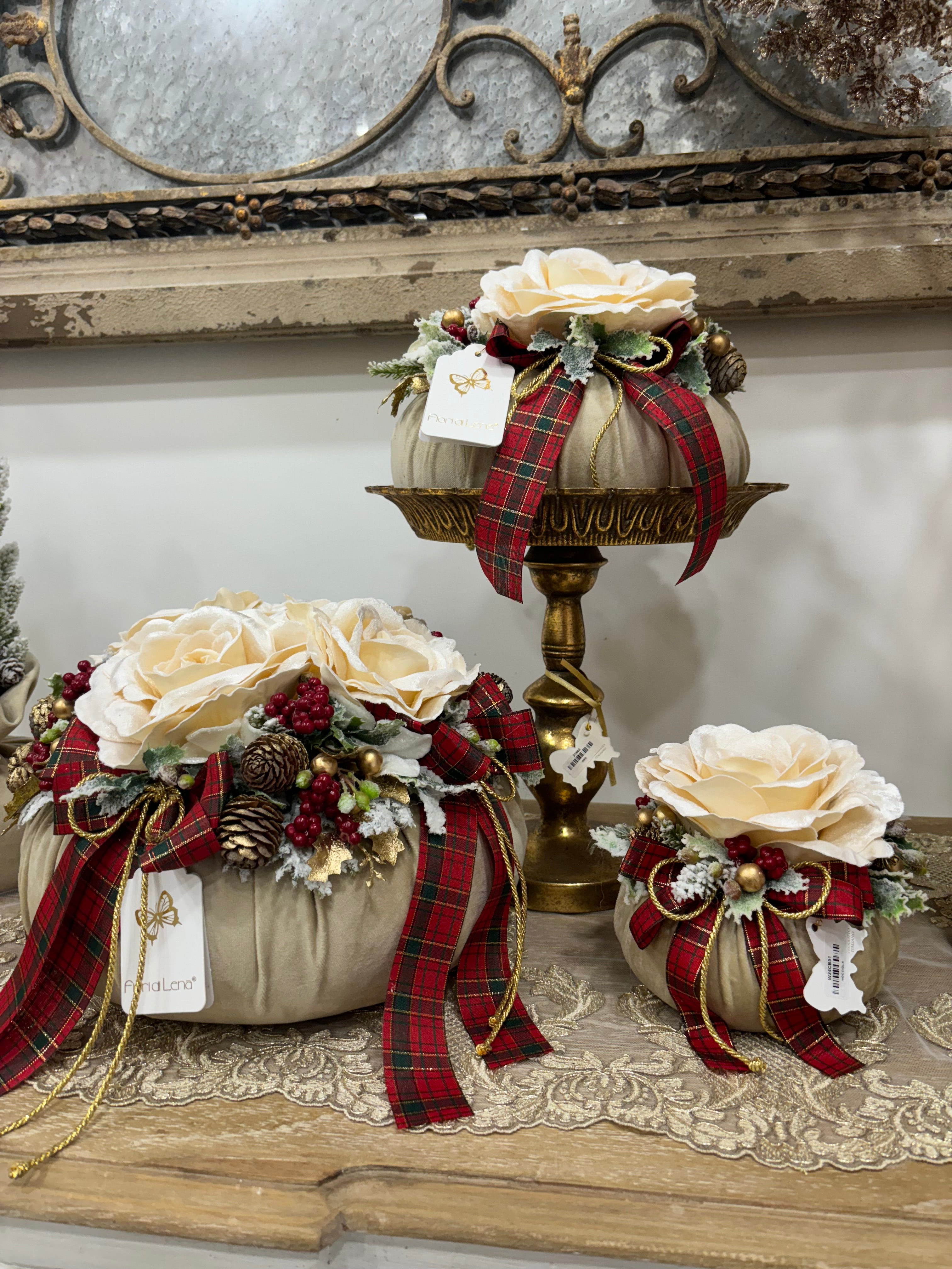 FIORI DI LENA PUFFO IN VELLUTO NOCCIOLA CON 2 ROSE ED ELEMENTI NATALIZI