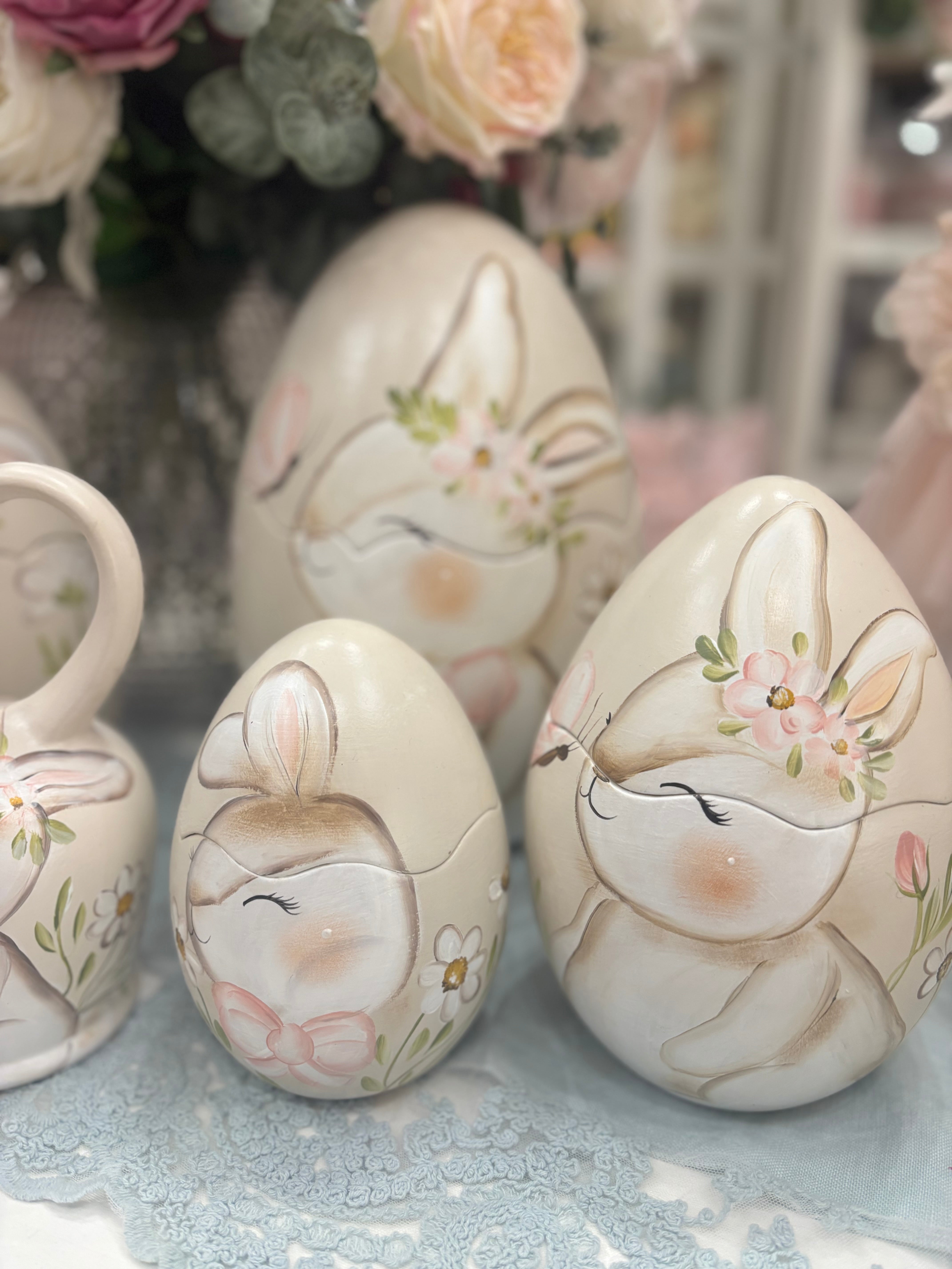 Handmade uovo decorato con coniglietto, farfalle e fiori apribile in ceramica