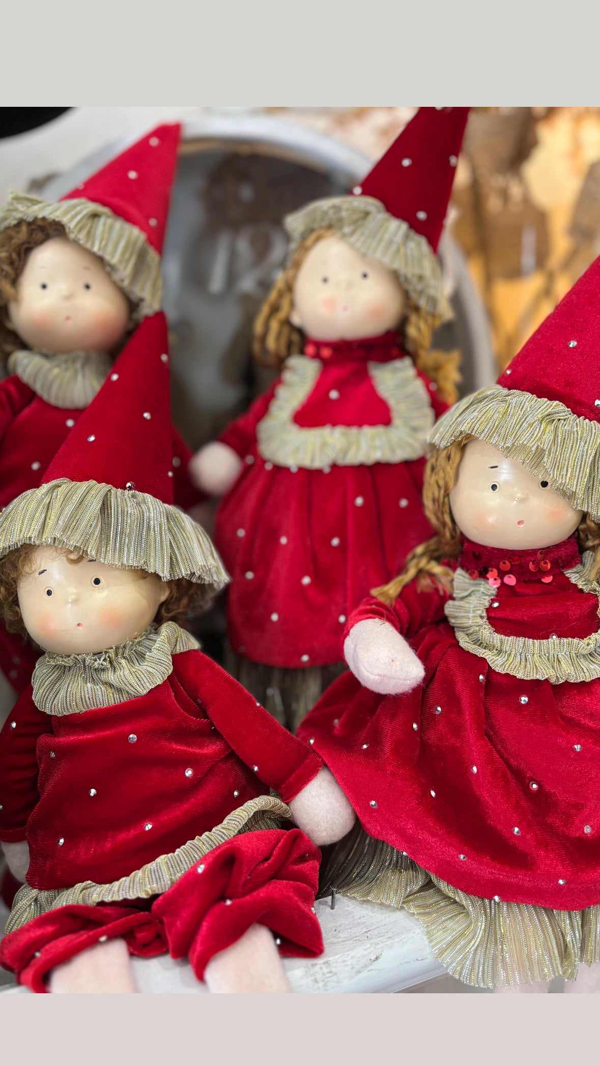 Fiori di lena coppia di bimbi seduti con abito rosso