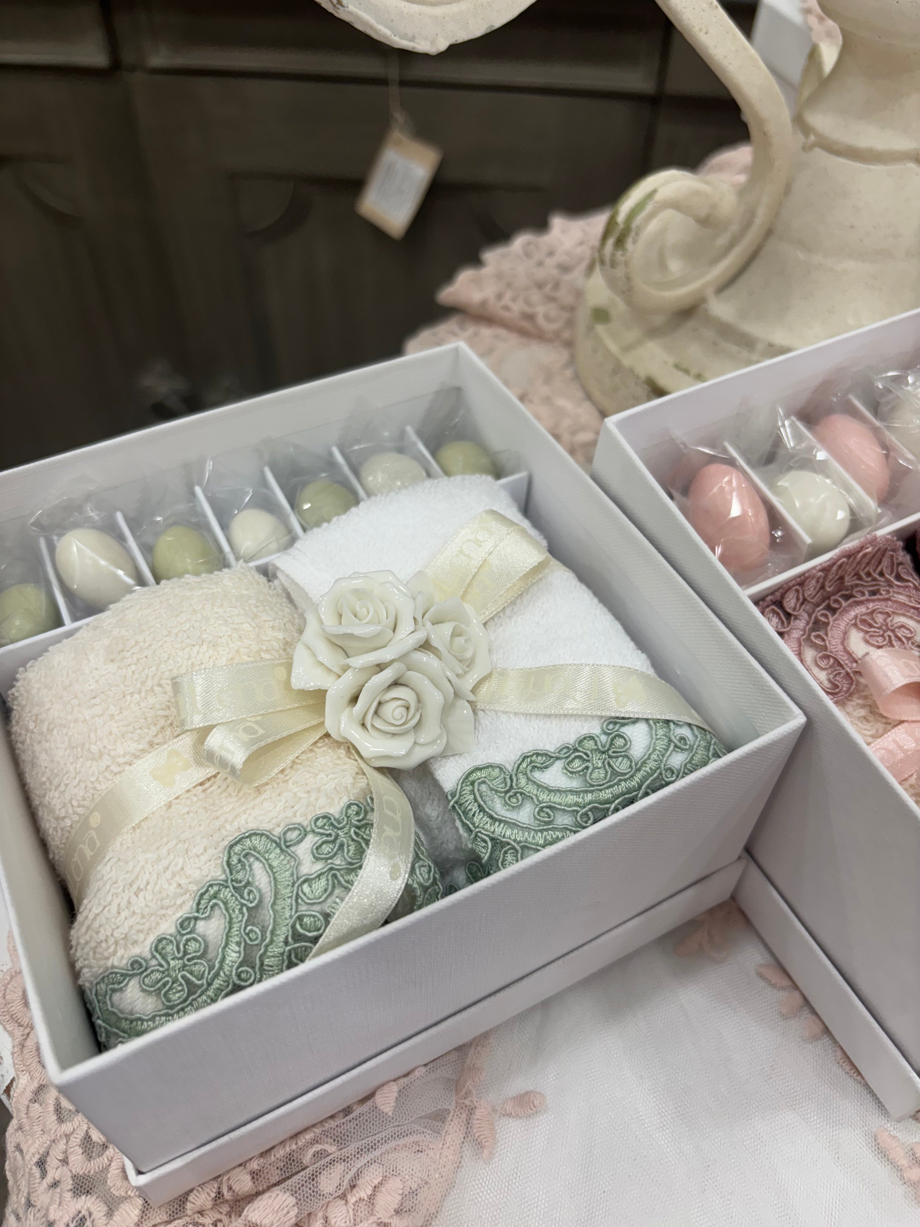 Fiori di lena set di 2 box con lavette assortite con applicazione in Capodimonte