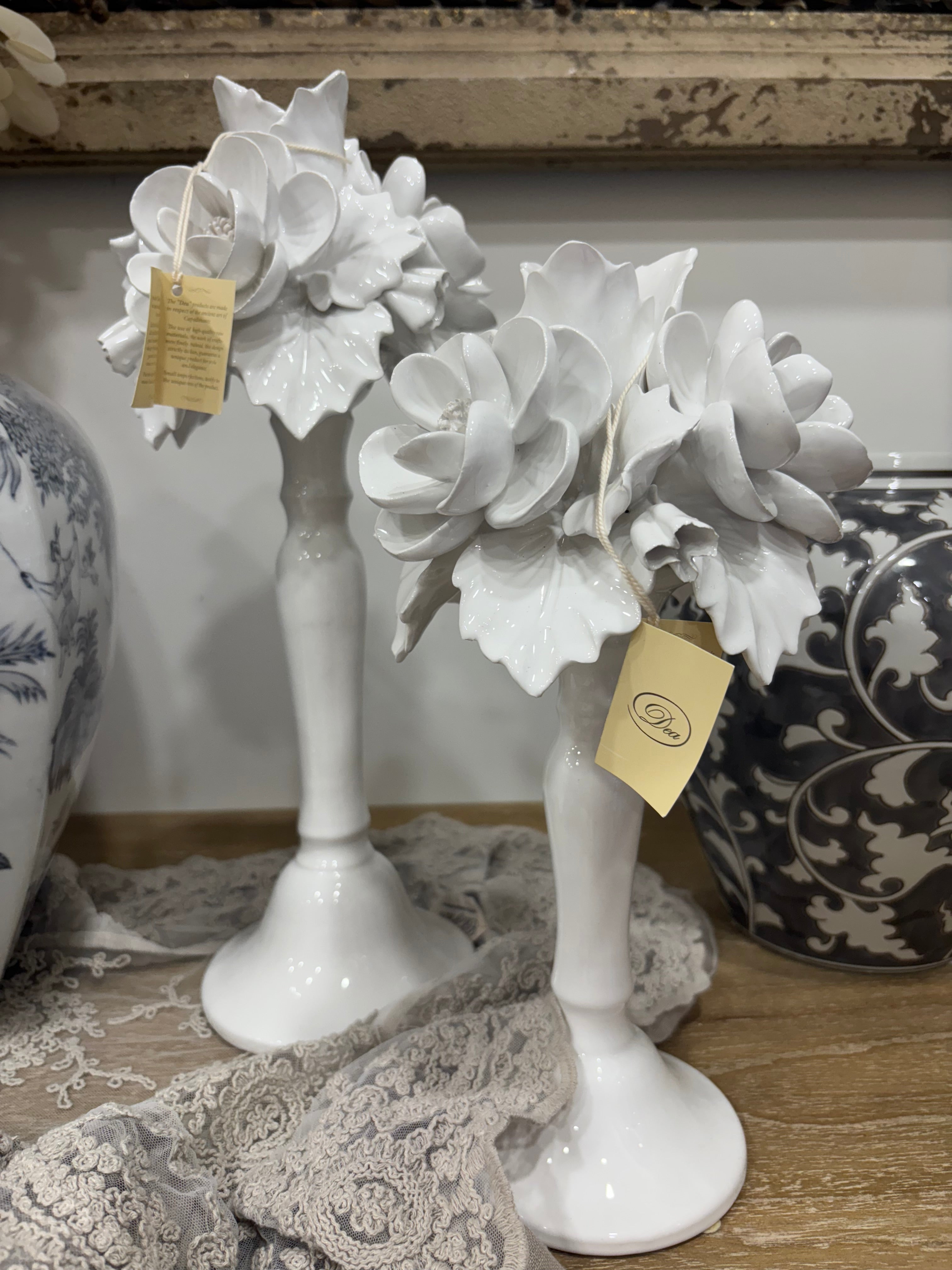 Dea Capodimonte coppia di candelieri con peonie e foglie total white