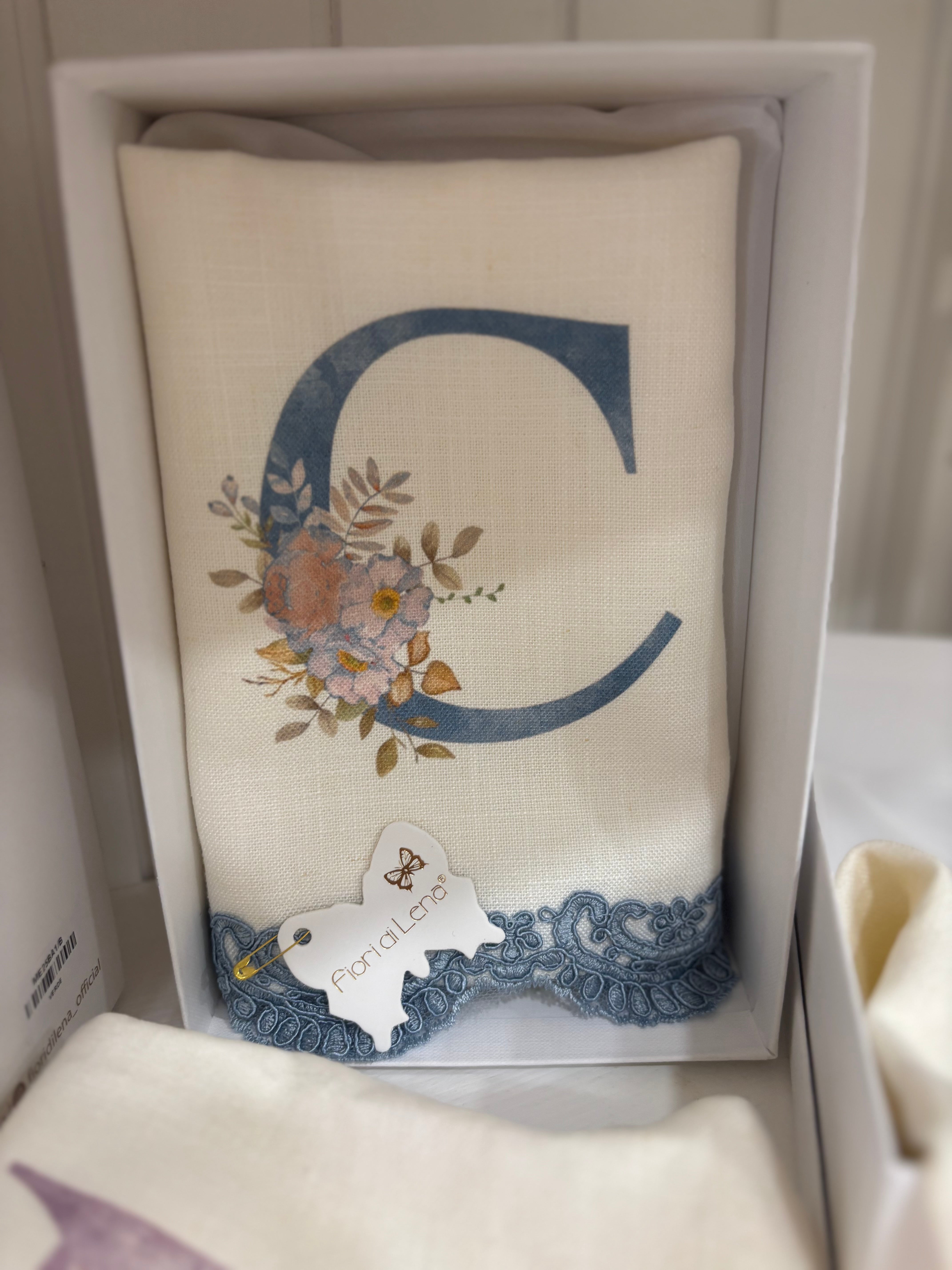Fiori di lena runner in lino con iniziali stampate e trinetta