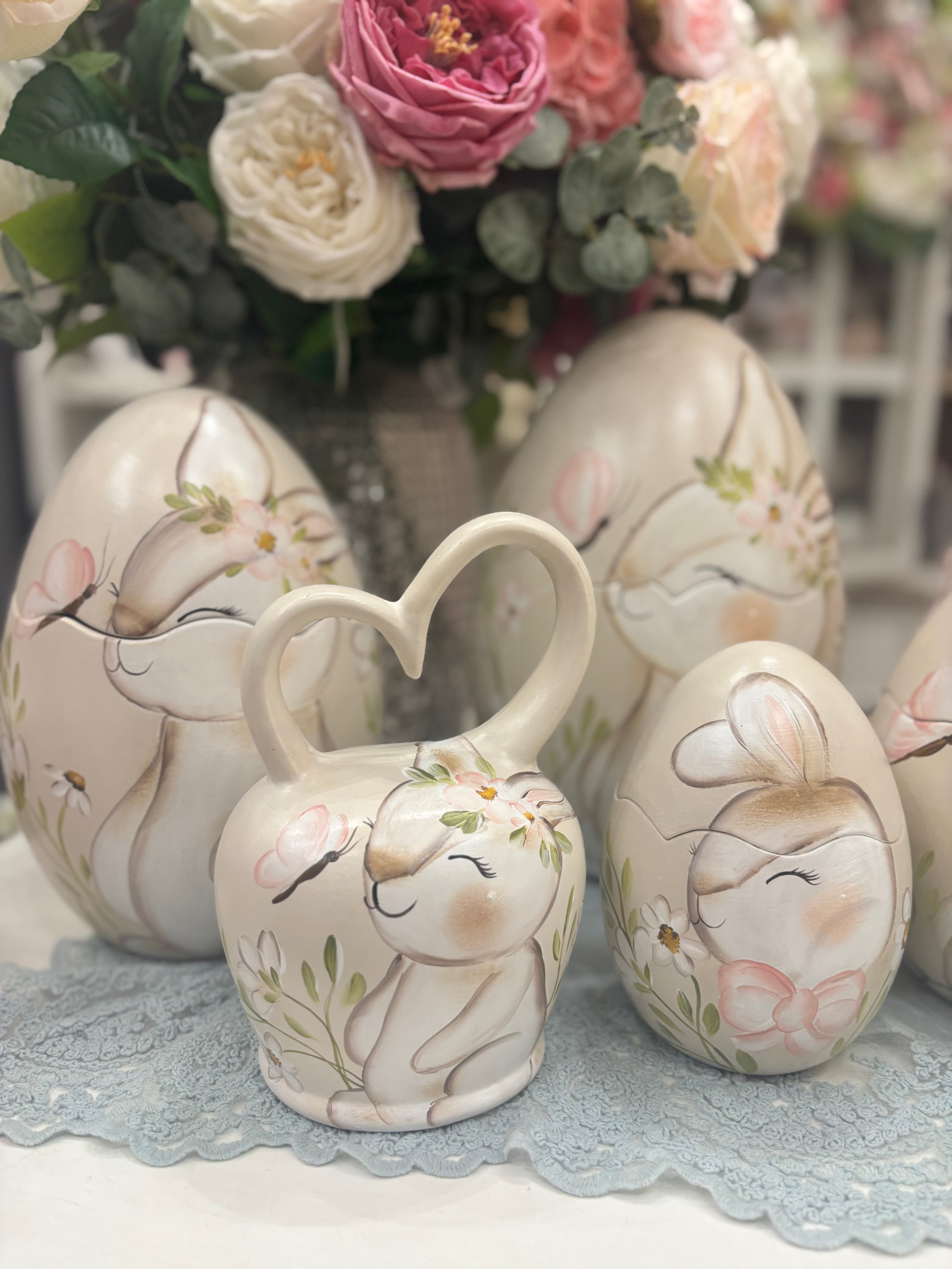 Handmade uovo decorato con coniglietto, farfalle e fiori apribile in ceramica