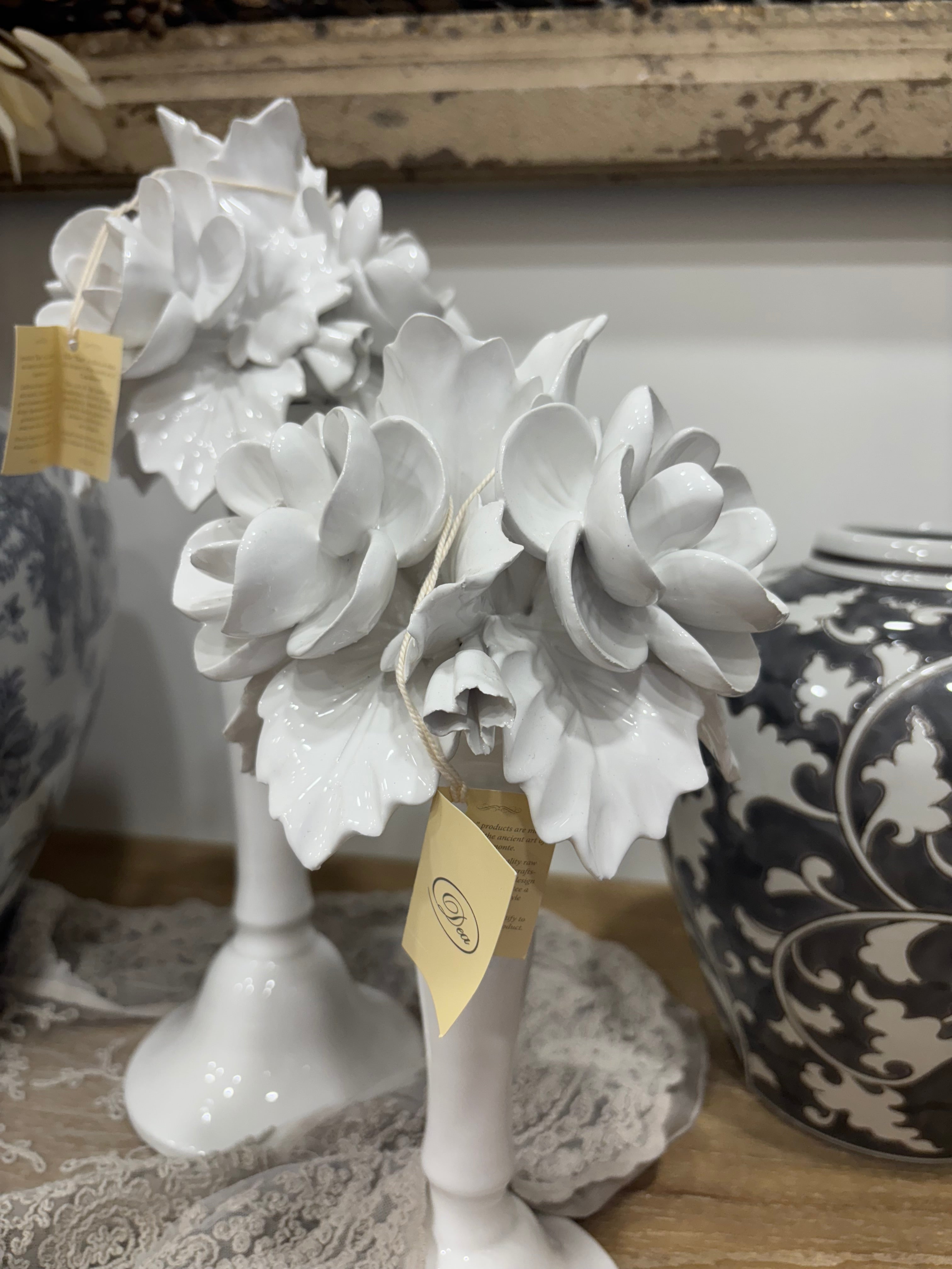 Dea Capodimonte coppia di candelieri con peonie e foglie total white