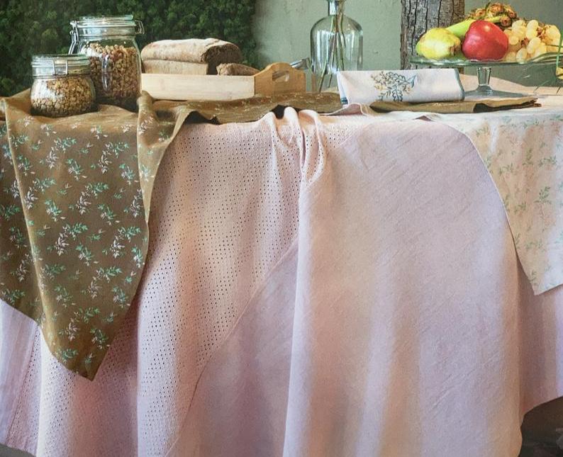 L'ATELIER 17 TOVAGLIA COPRITAVOLO ROSA CON INSERTO IN SANGALLO COLLEZIONE BOHEME MIS 160 X 270