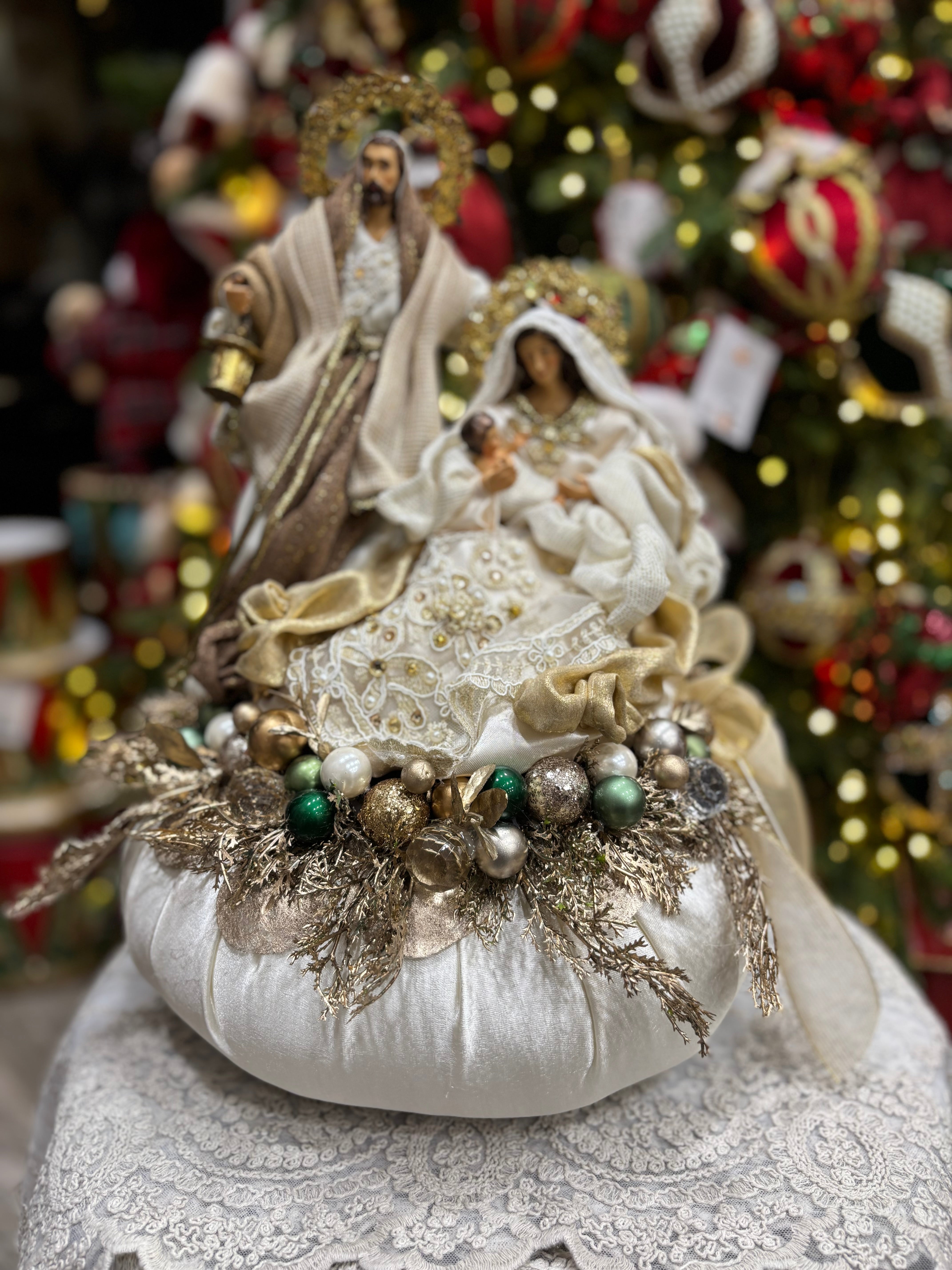 Fiori di lena pouf in tessuto con nativita' e decori natalizi in verde